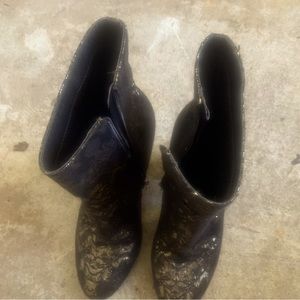 Excellent condition black/gold women ankle boots, size 9m , Brand Marc Fisher